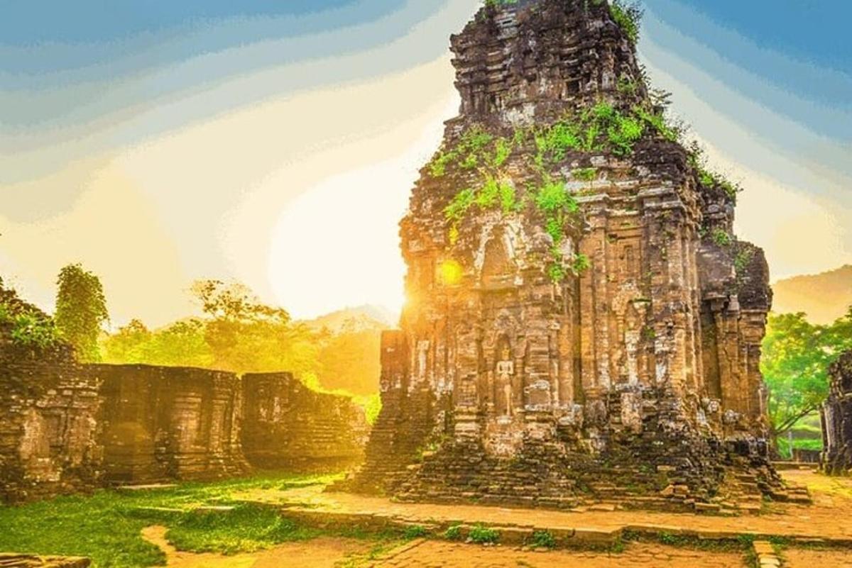Un edificio de piedra con el sol detrás.