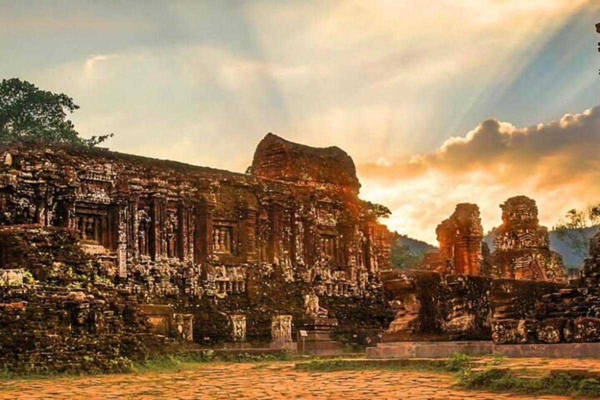 Un edificio antiguo con una montaña al fondo.