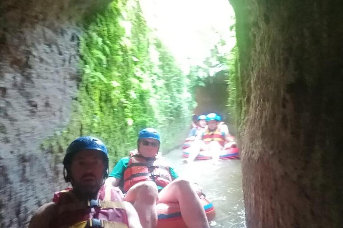 skupina lidí sjíždějících řeku na raftech