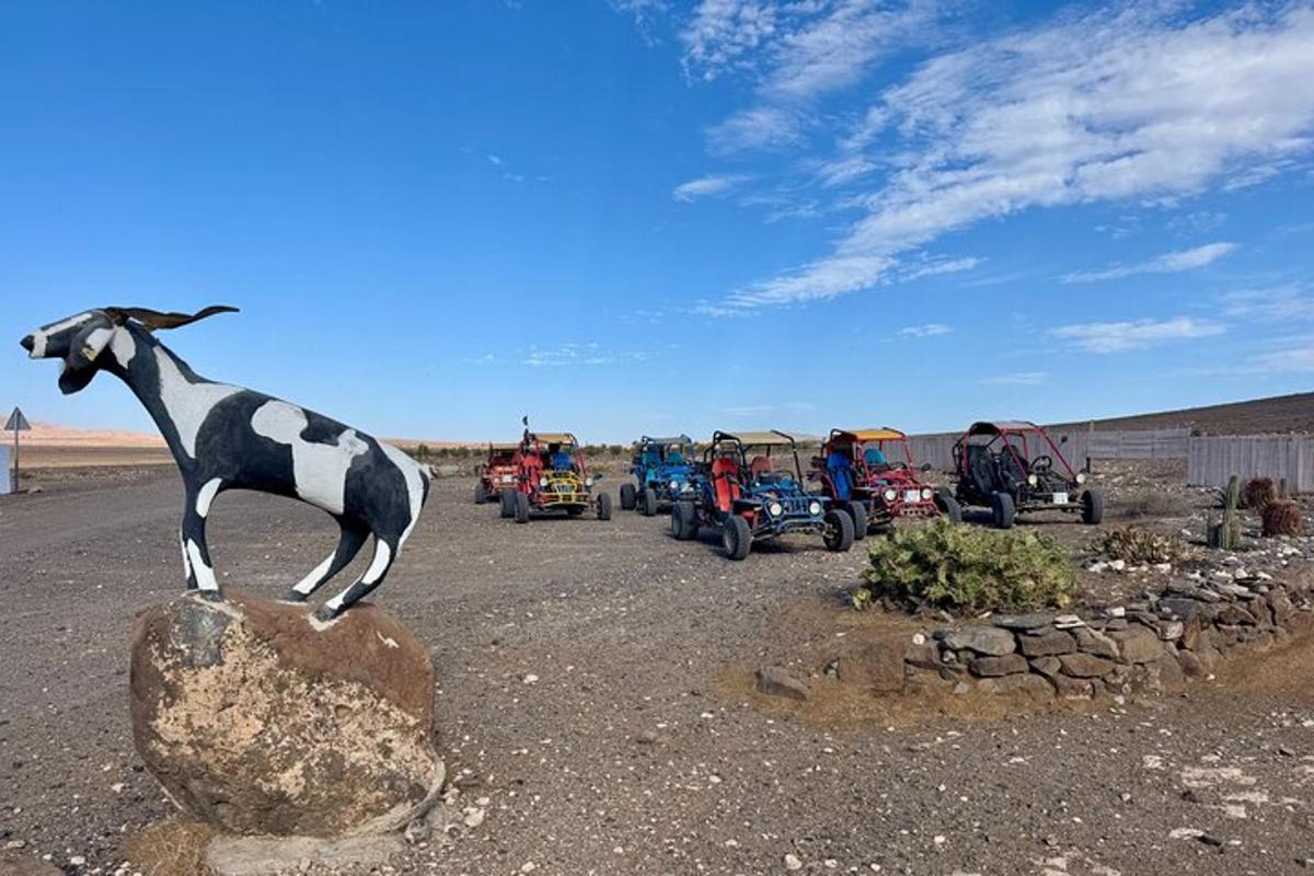 en statue av en ku som står på en stein