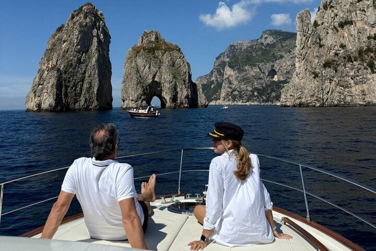 un uomo e una donna seduti su una barca nell'oceano