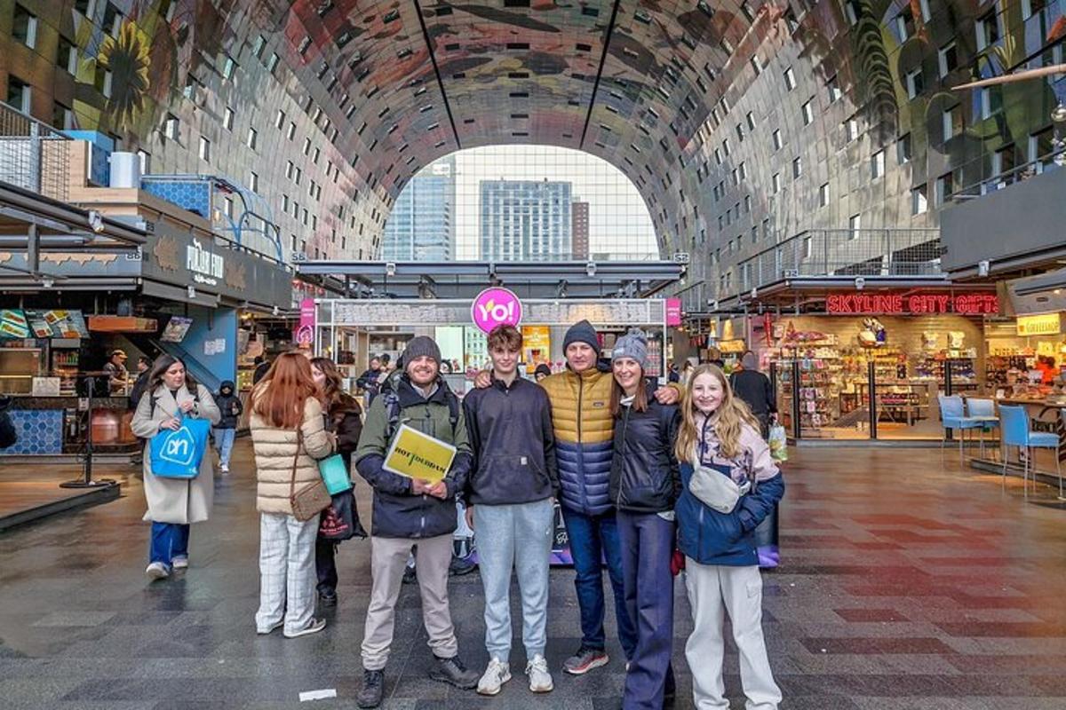 skupina lidí stojících v nákupním centru