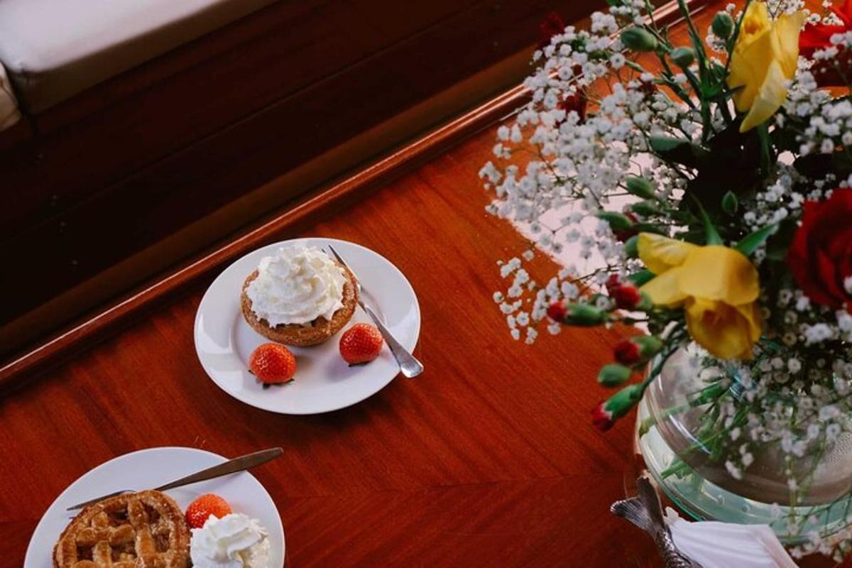 Dos platos de comida en una mesa con fresas.