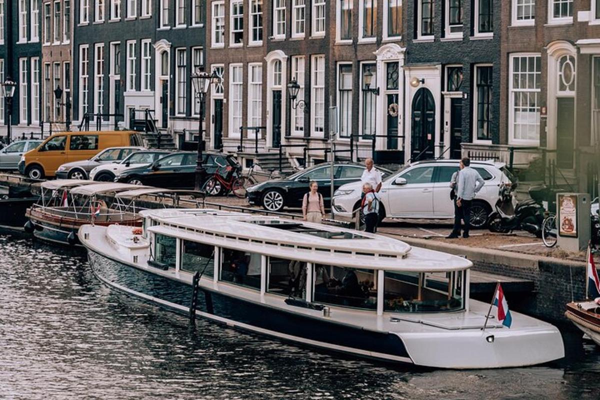 Un barco está atracado en el agua cerca de edificios.