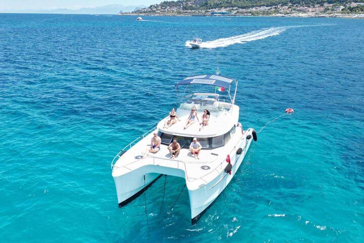 un gruppo di persone su una barca in acqua