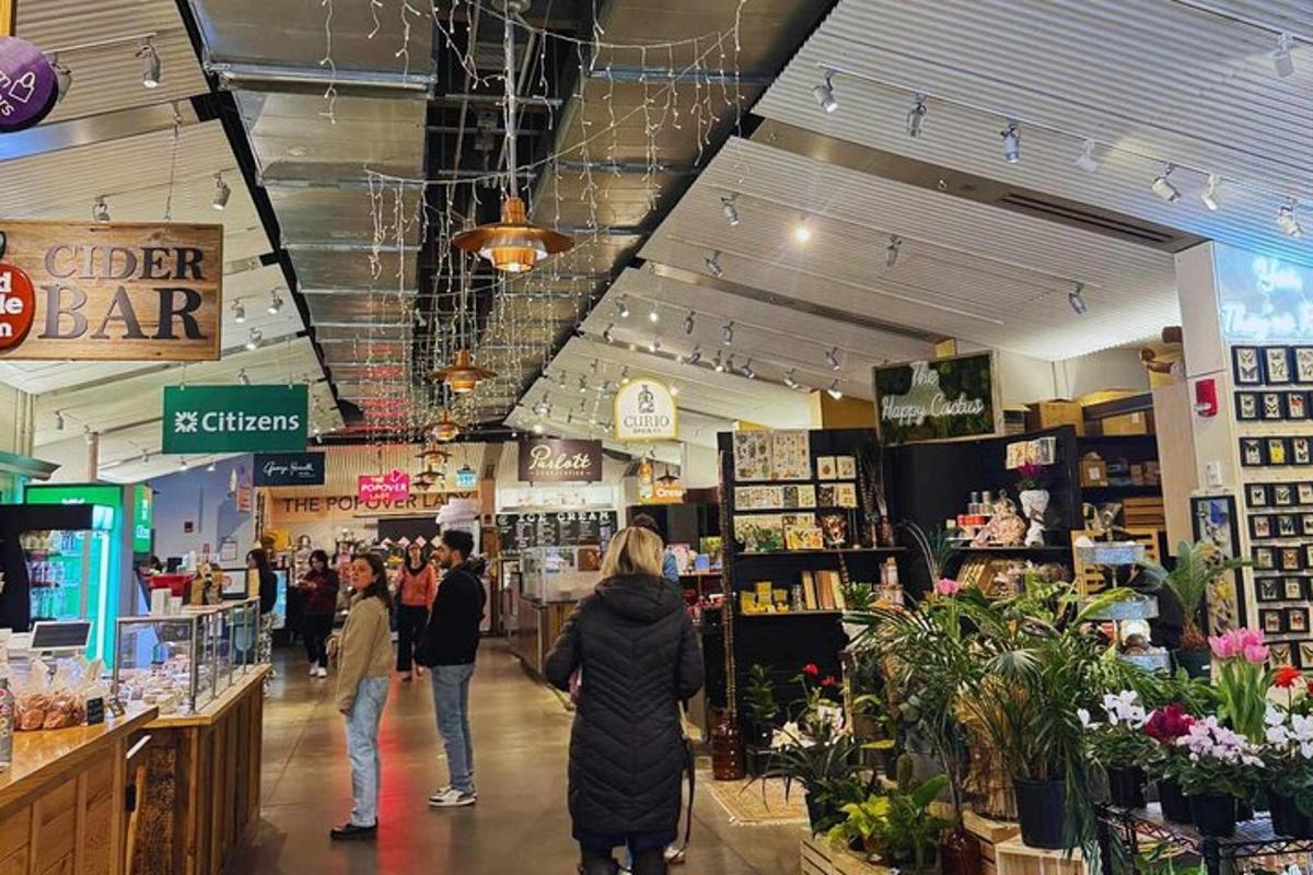 一群人走进一家商店