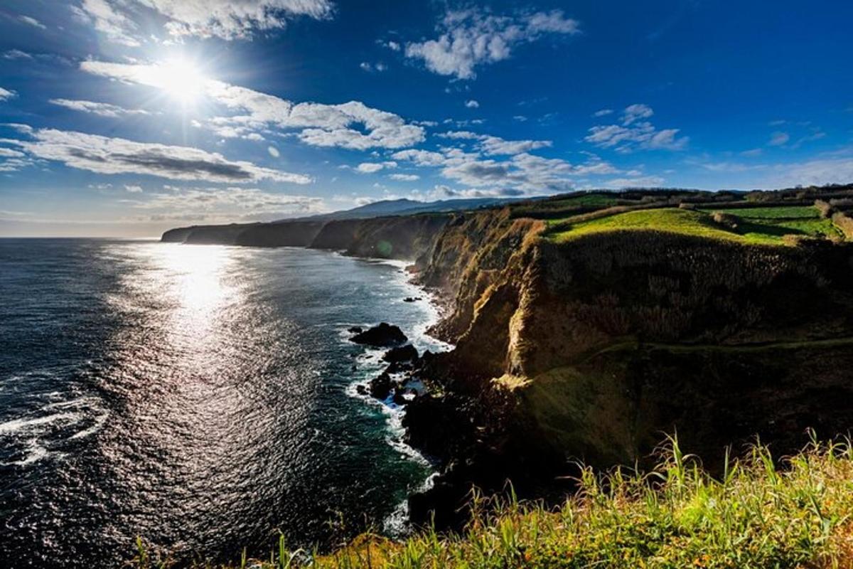 pemandangan lautan dengan matahari bersinar di pantai