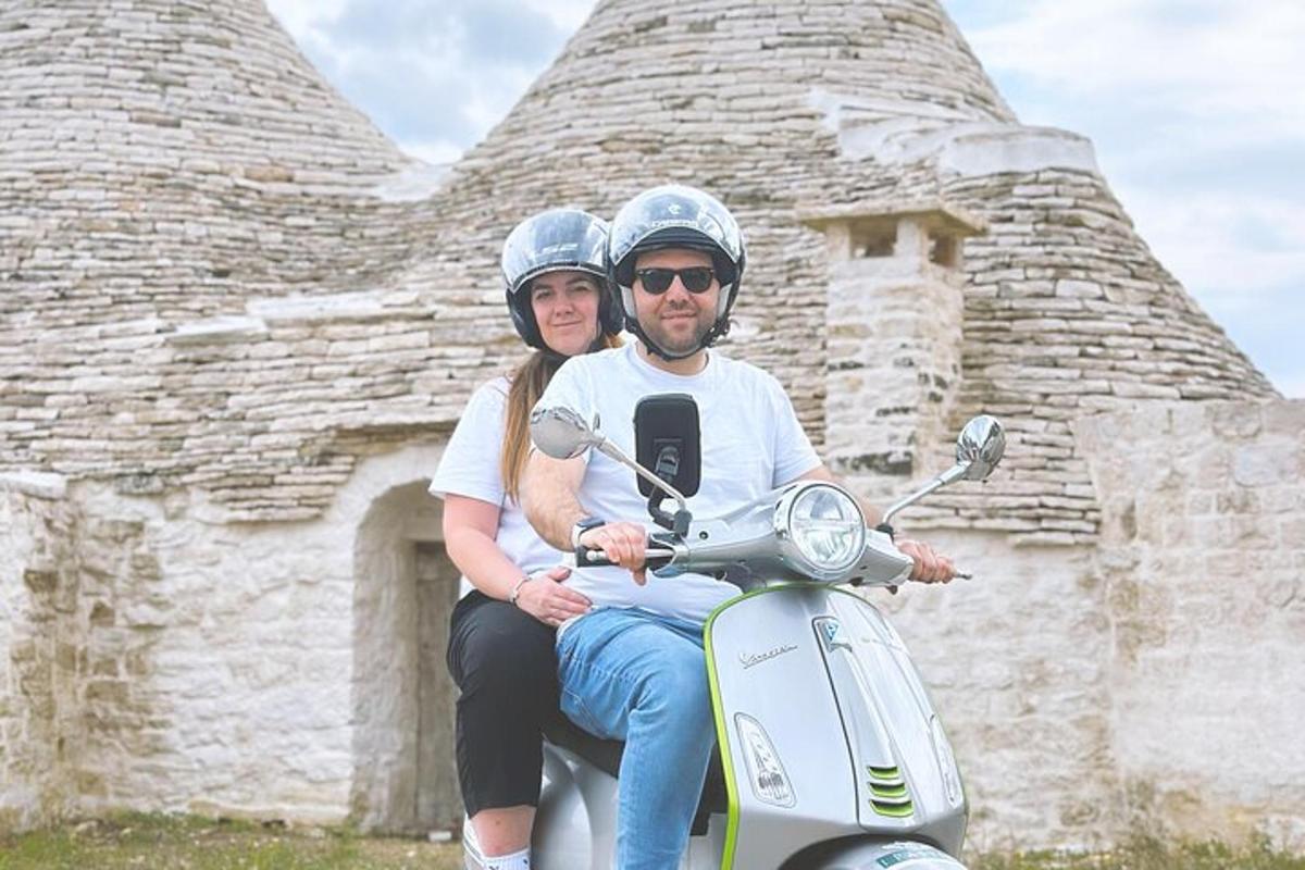 Un hombre y una mujer sentados en un scooter