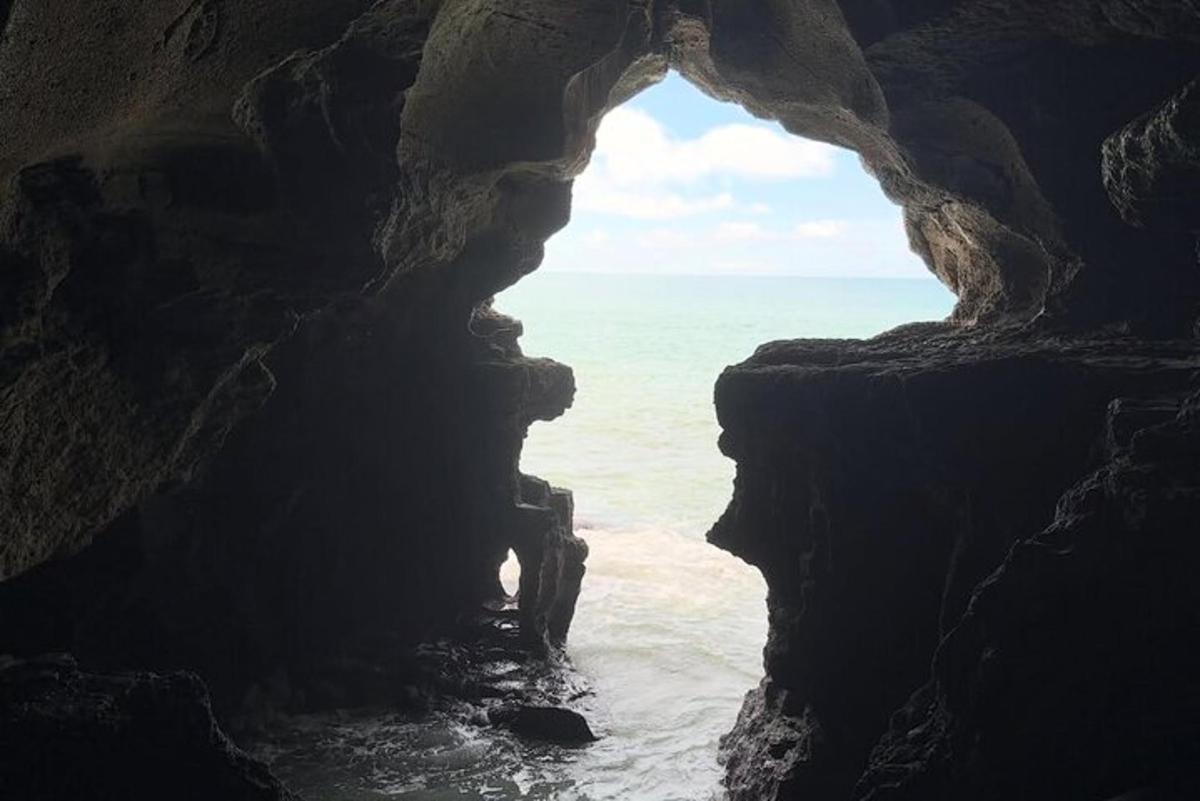 una vista dell'oceano da una grotta
