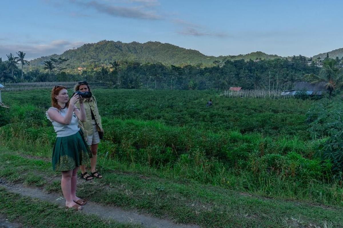 um homem e uma mulher parados em um campo