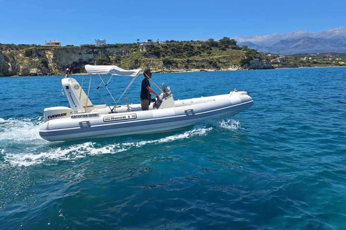Una mujer y un perro en un barco en el agua