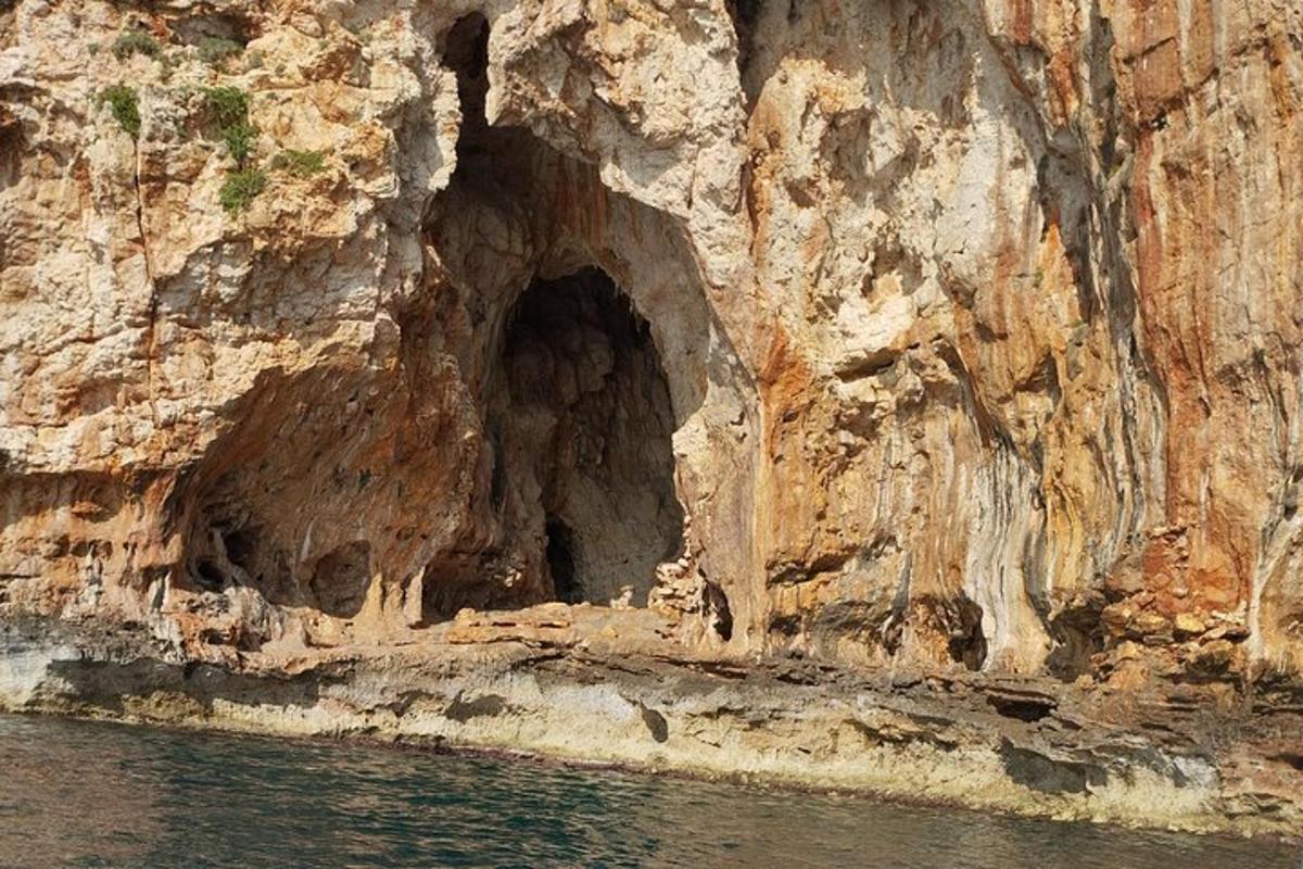 una cueva en la ladera de un acantilado rocoso