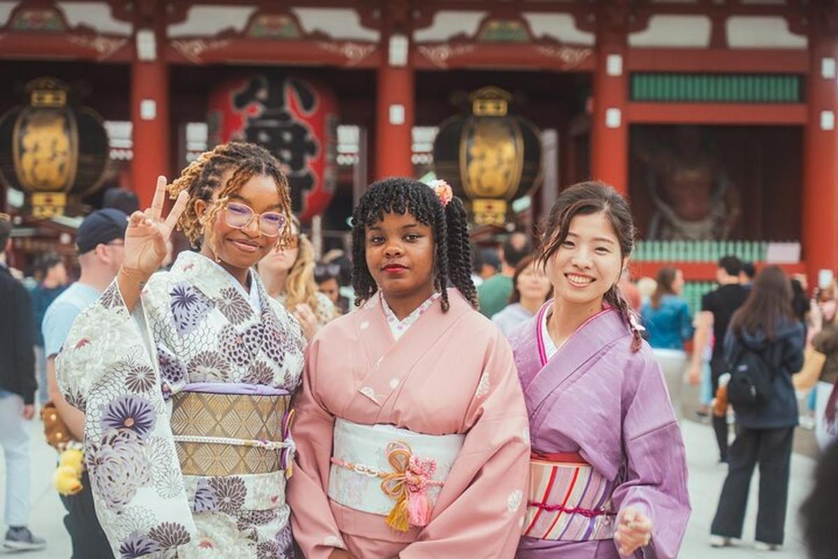 Tres mujeres con kimonos de pie frente a un edificio