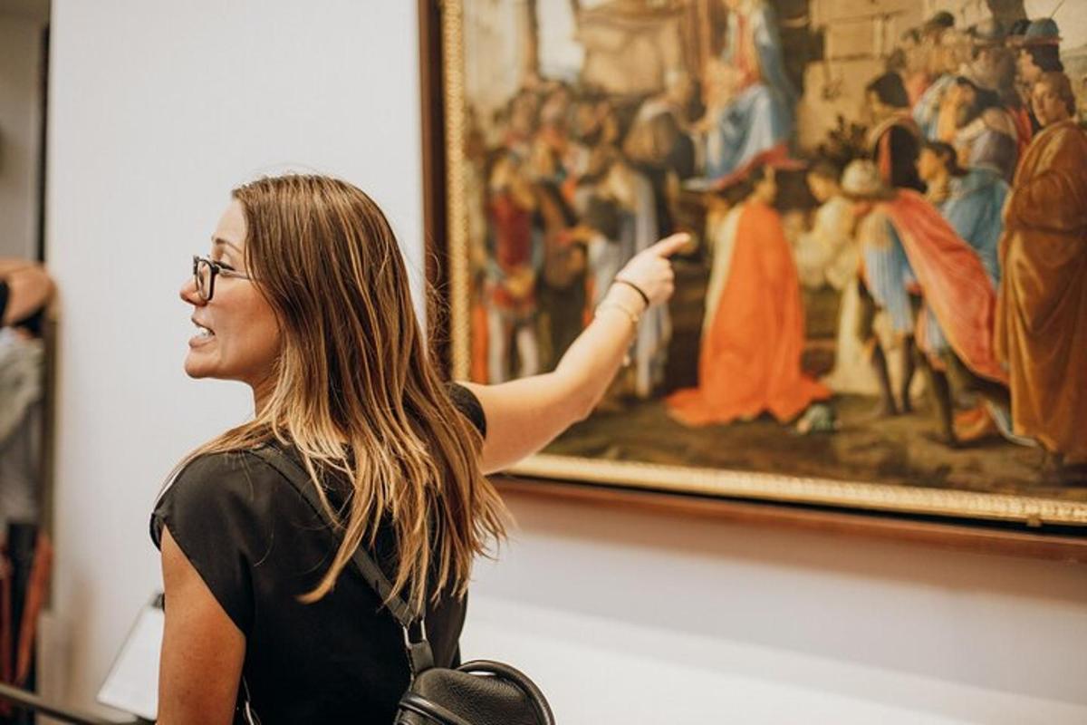 una donna che indica un dipinto in un museo