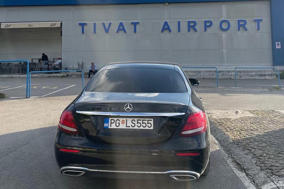 auto zaparkované na parkovišti před budovou
