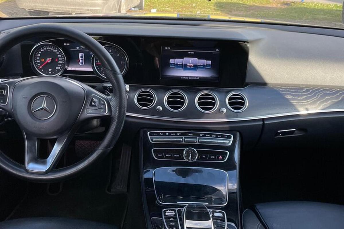 pohled na palubní desku vozu Mercedes Benz