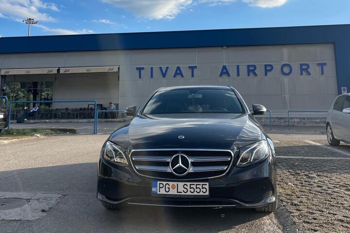 černé auto zaparkované před budovou