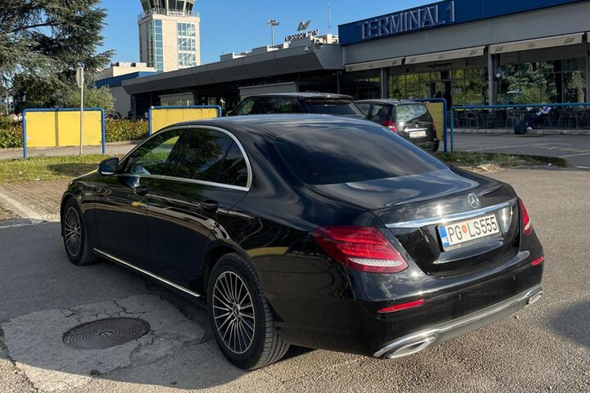 černé auto zaparkované na parkovišti