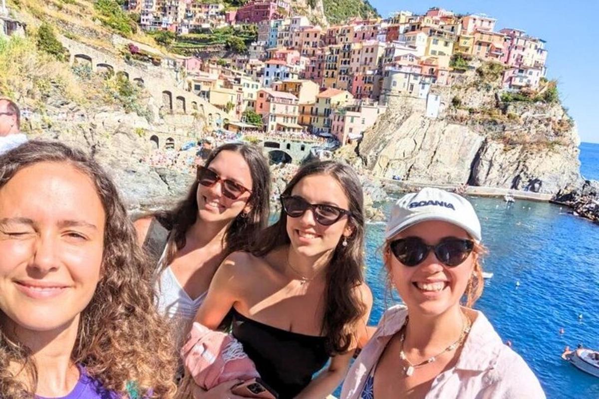 Un grupo de mujeres de pie frente a una ciudad.