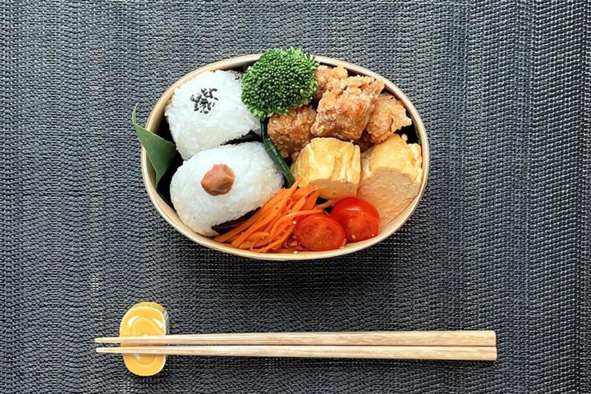 一碗食物放在桌子上，用筷子夹着