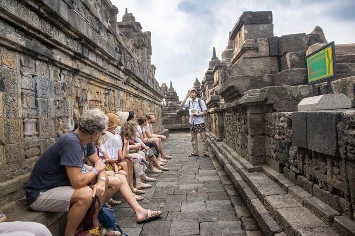 Un grupo de personas sentadas en las ruinas de un edificio.