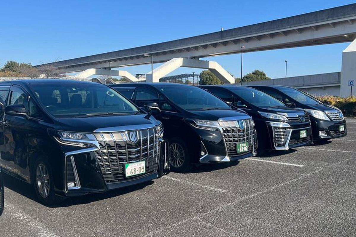 Una fila de coches de lujo estacionados en un estacionamiento