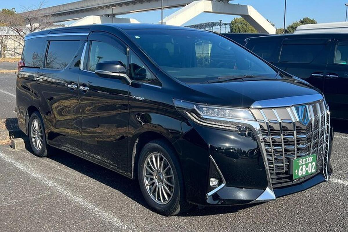 un SUV negru parcat într-o parcare