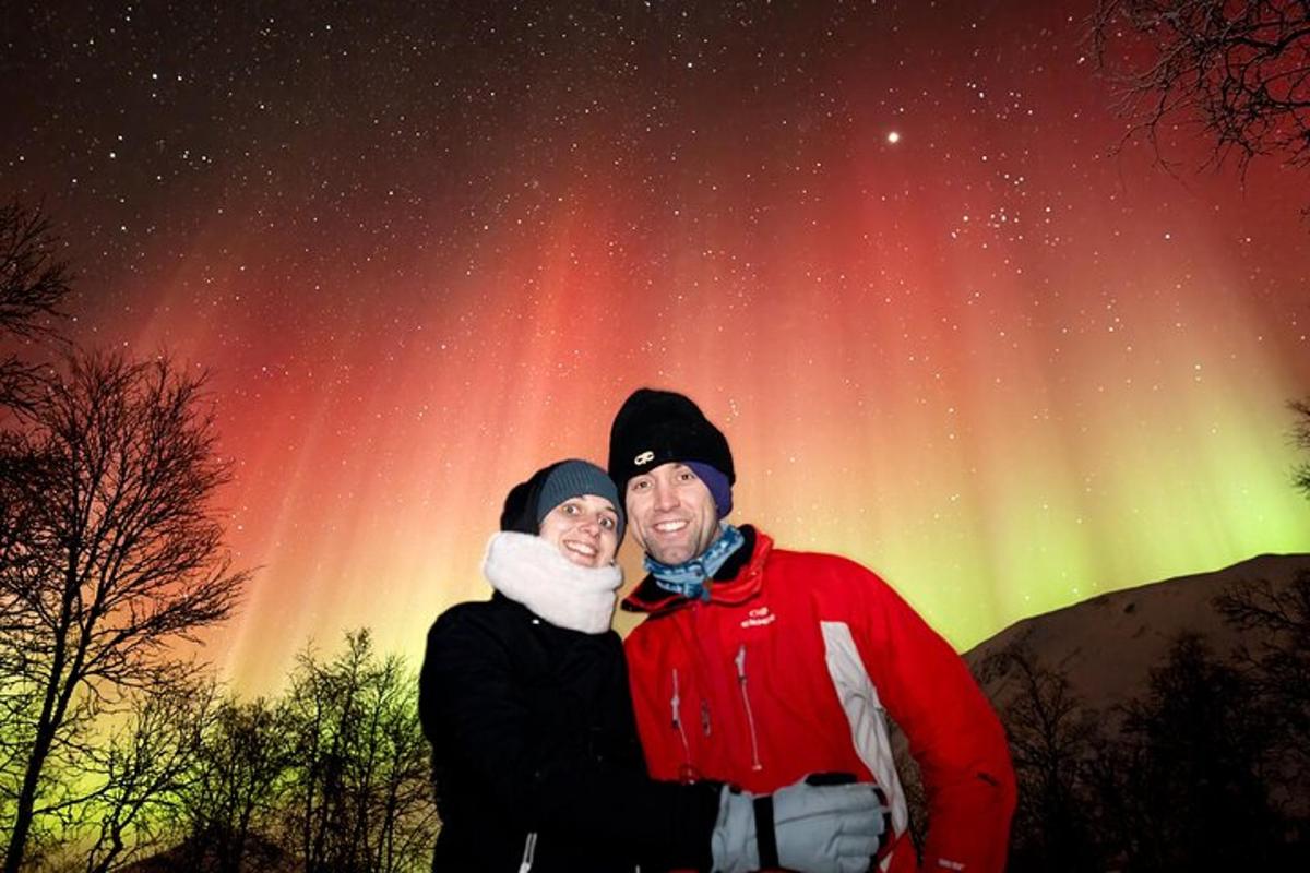 un uomo e una donna in piedi davanti a un cielo stellato