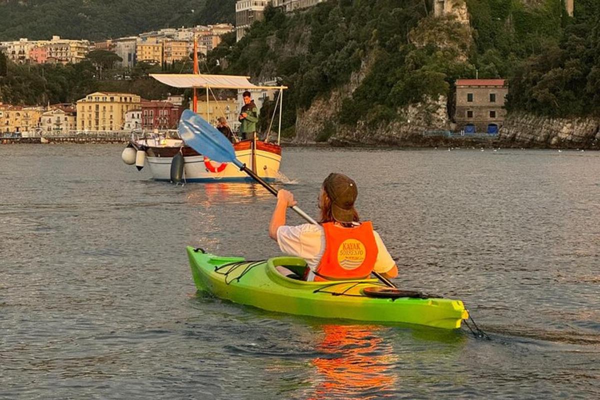 seseorang dalam kayak di dalam air dengan bot