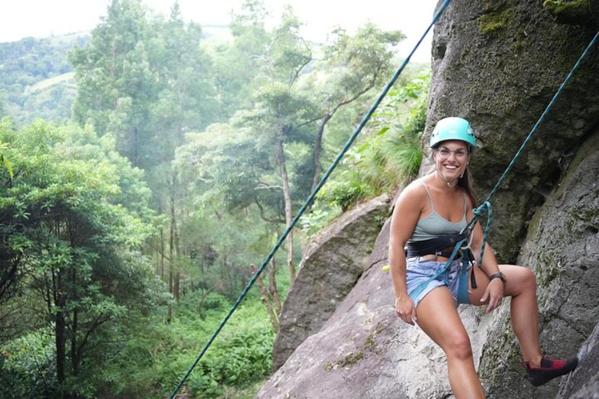 žena sediaca na lane na skalnej stene