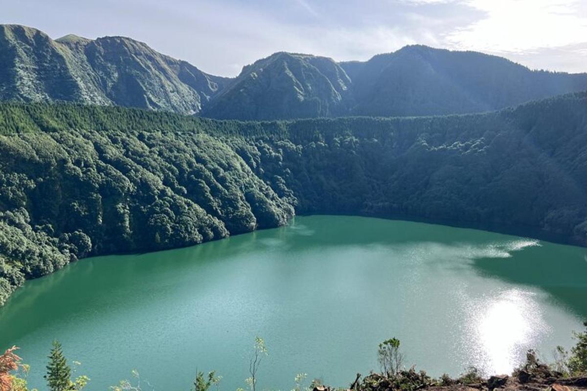 velké zelené jezero uprostřed hory