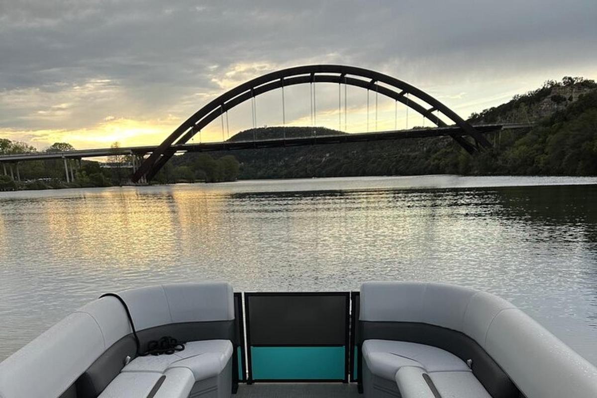 Un barco en el agua con un puente al fondo.