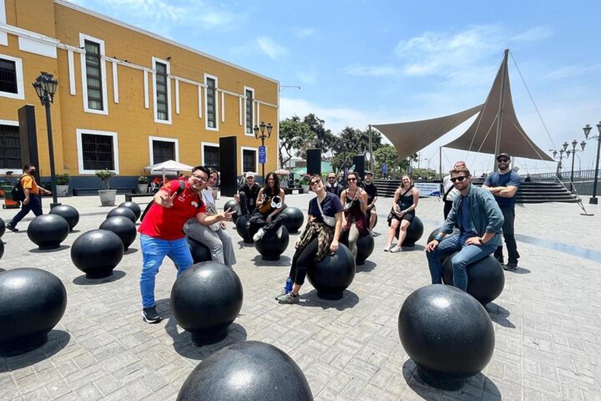 Un grupo de personas jugando con pelotas en un patio.