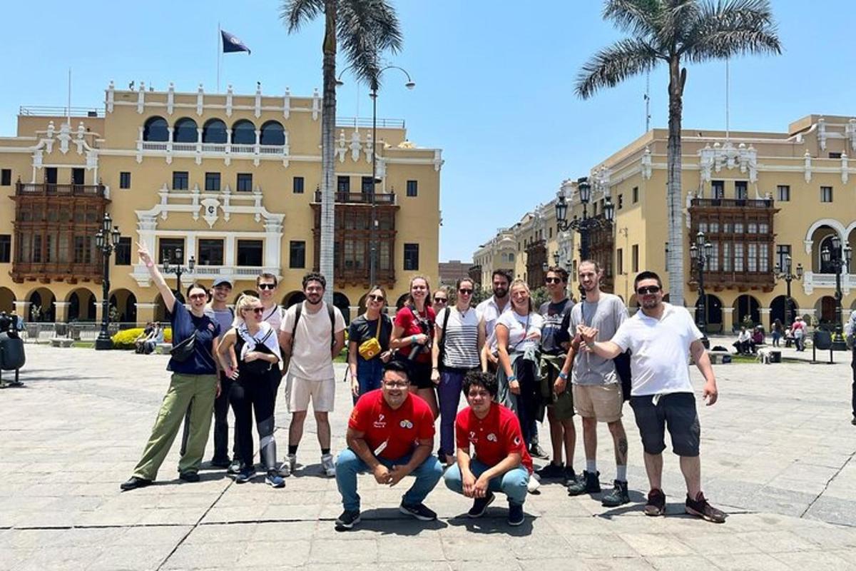 Un grupo de personas posando frente a un edificio.
