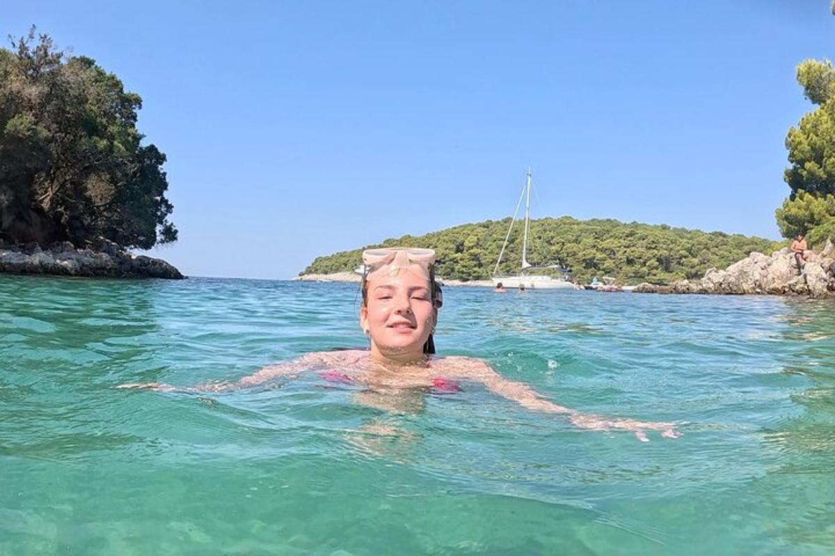un bărbat în apa oceanului