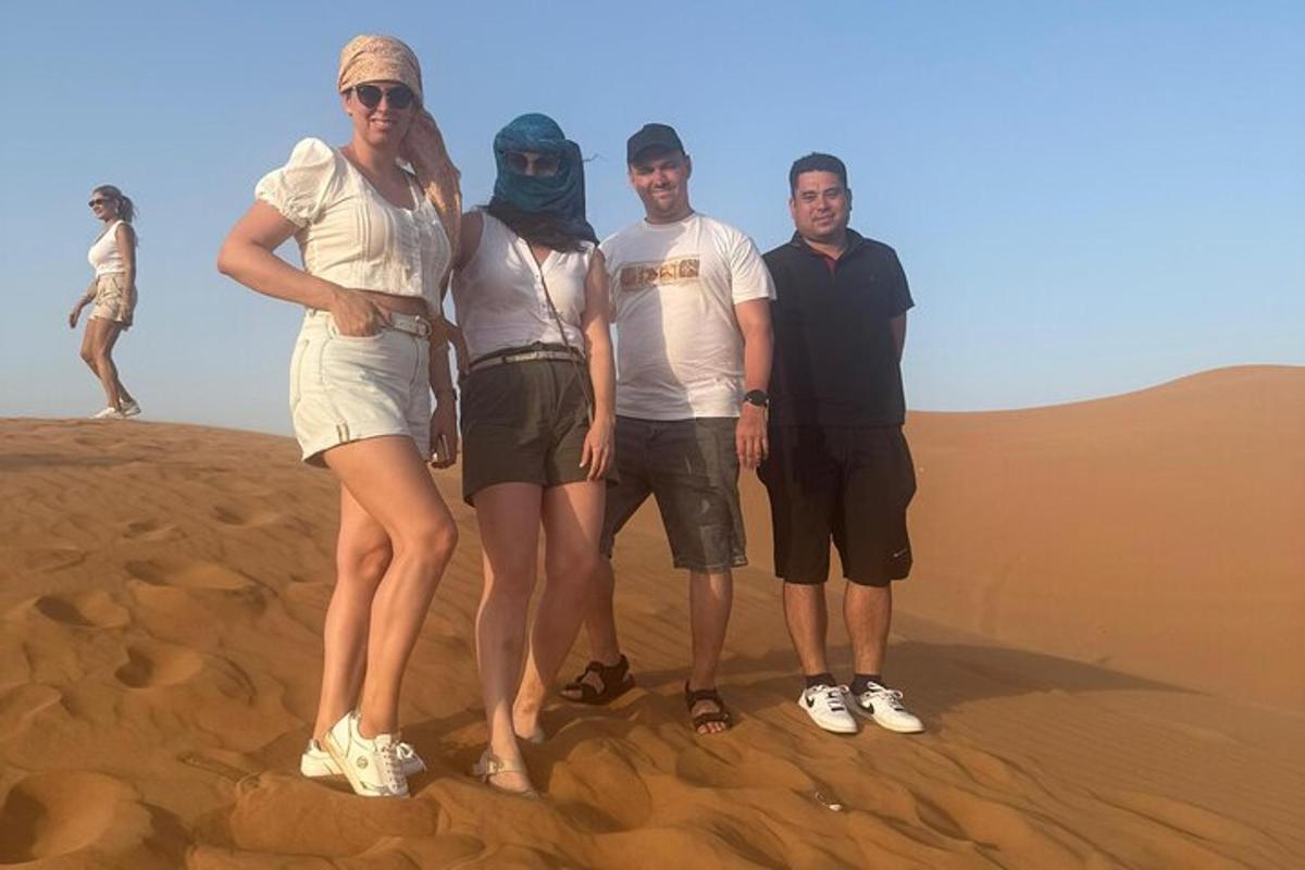 un gruppo di persone in piedi nel deserto