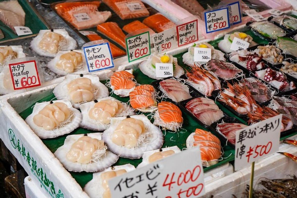 una mostra de sushi i marisc en un mercat