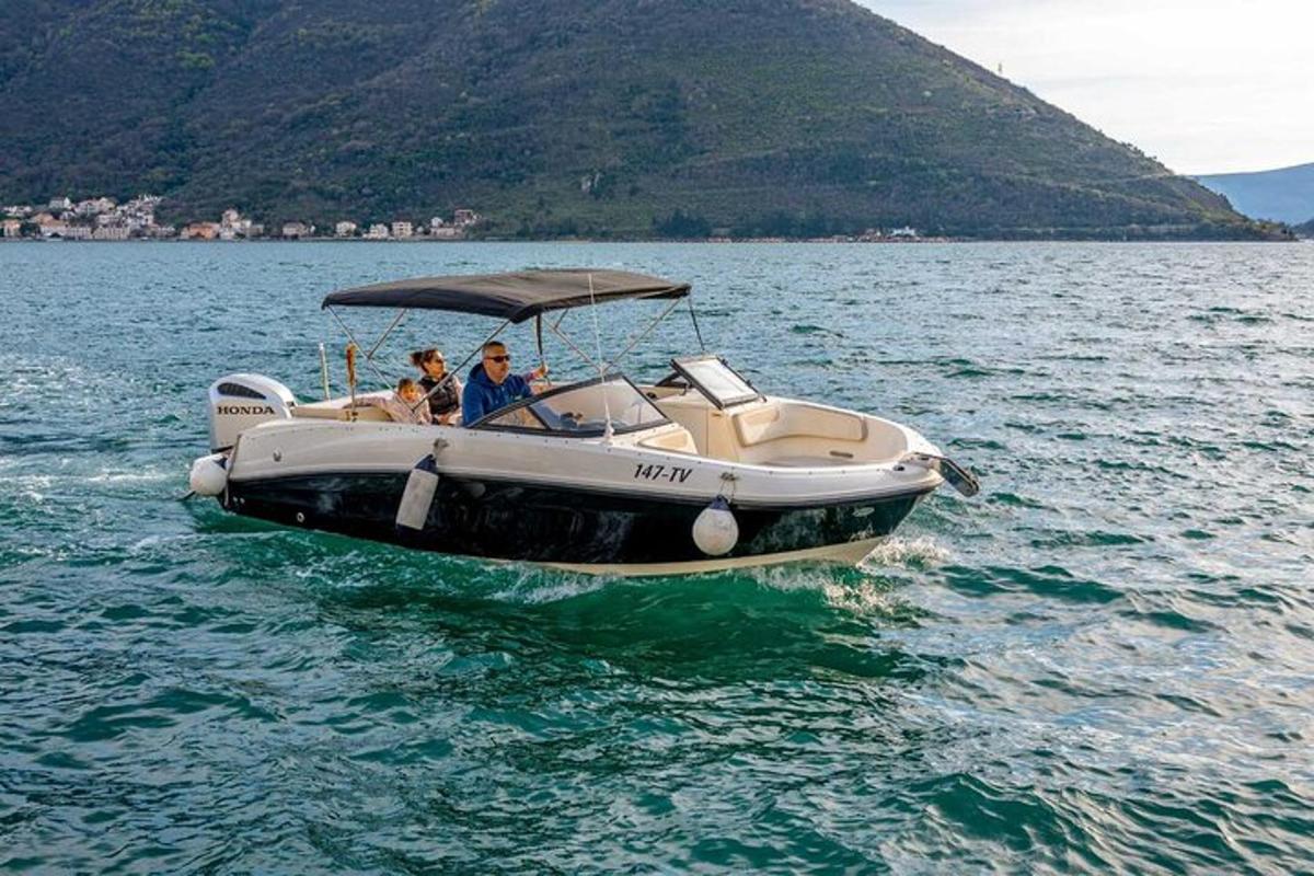 um grupo de pessoas em um barco na água