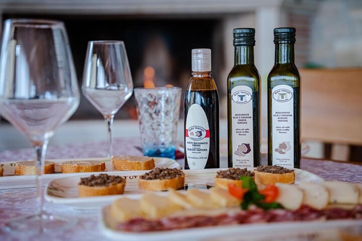 stół z dwiema butelkami wina i kieliszkami do wina