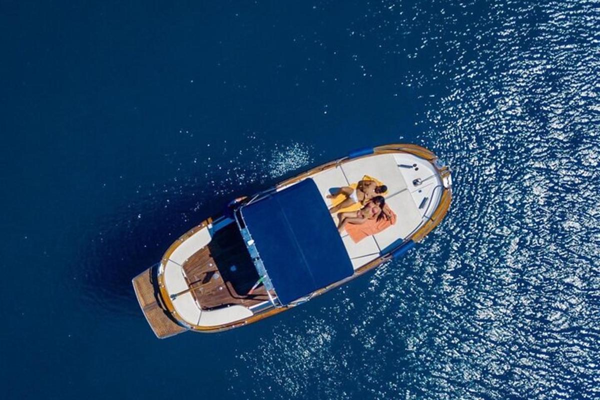 una vista dall'alto di una barca in acqua