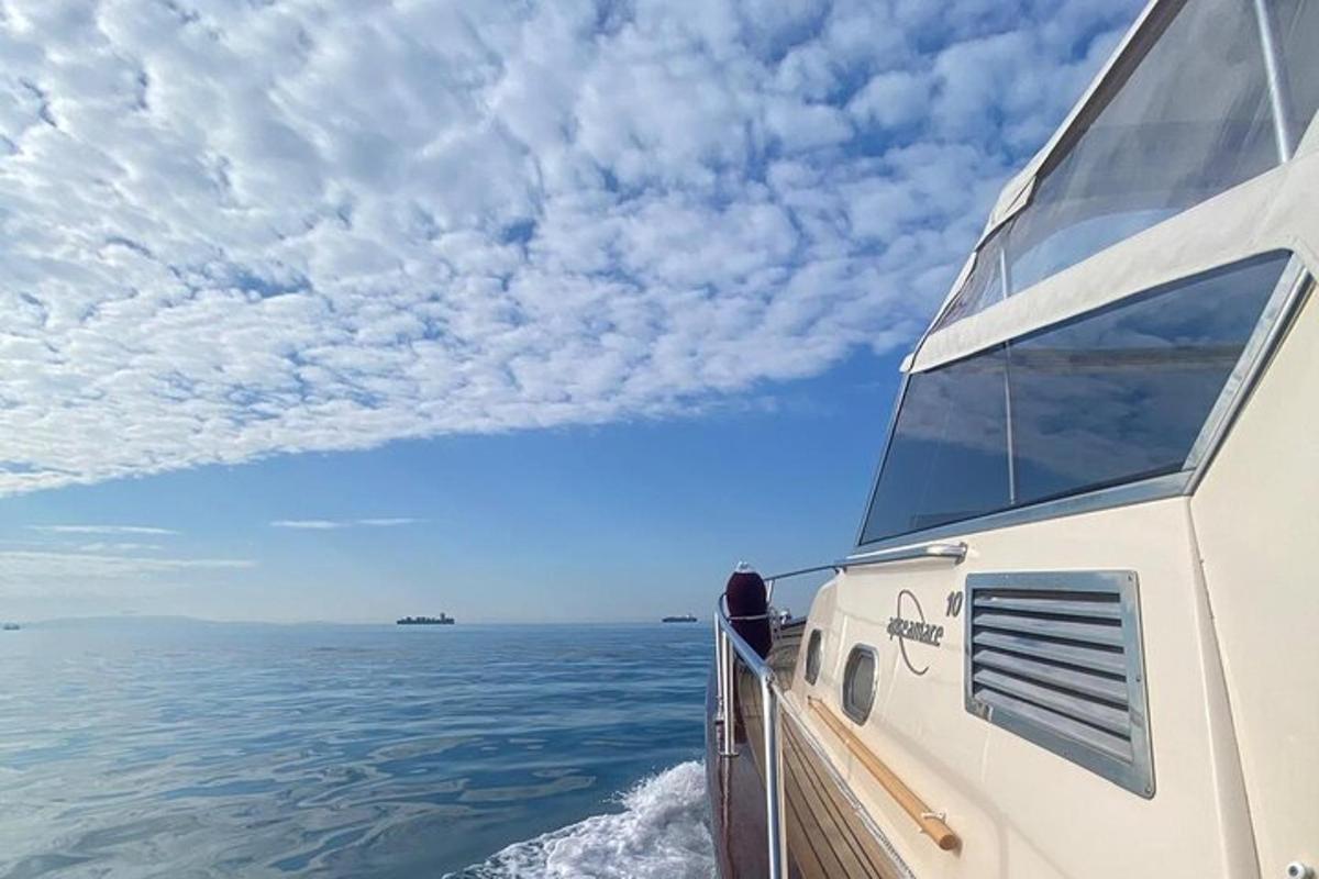 uma vista do oceano da parte de trás de um barco