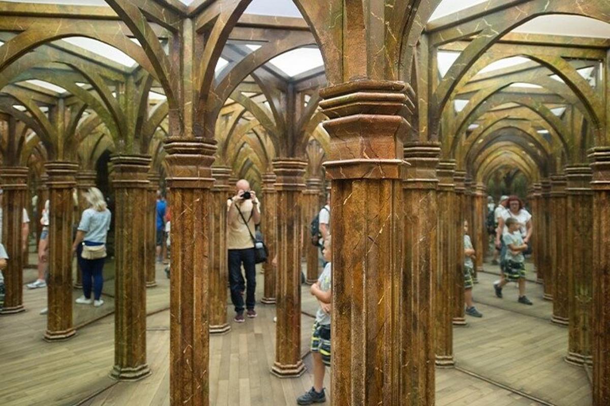 een groep mensen die in een gebouw met houten pilaren staan