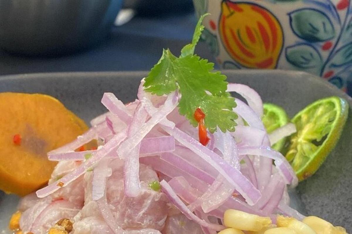 en skål mad med løg og en salat