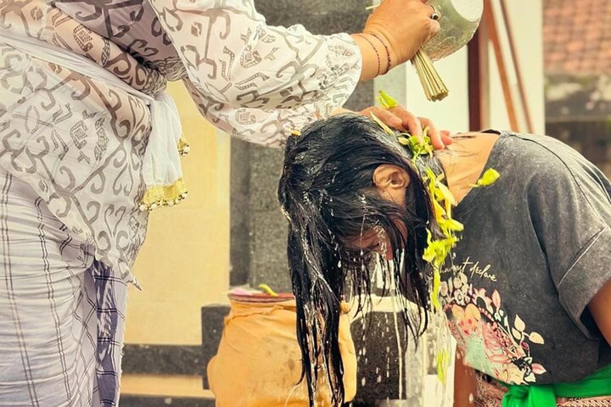 isang babae ang naghuhugas ng buhok ng isang lalaki gamit ang brush