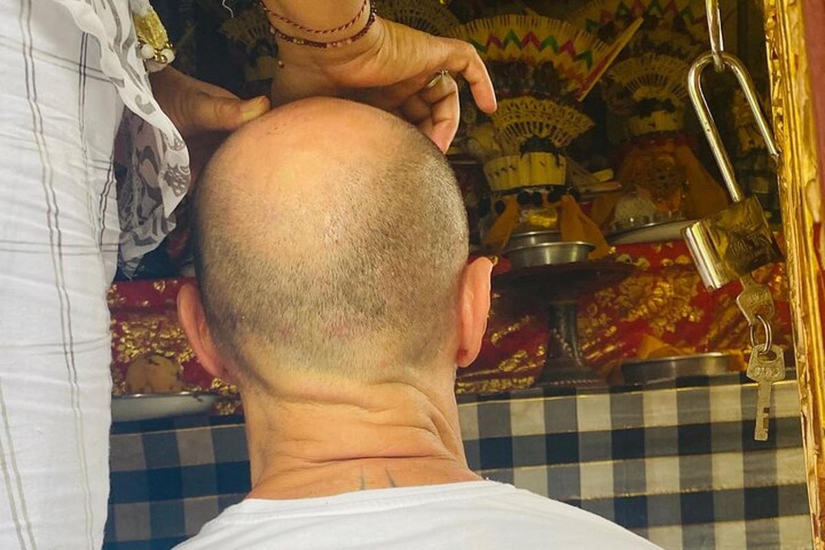 isang lalaking nagpapagupit ng buhok ng isang barbero