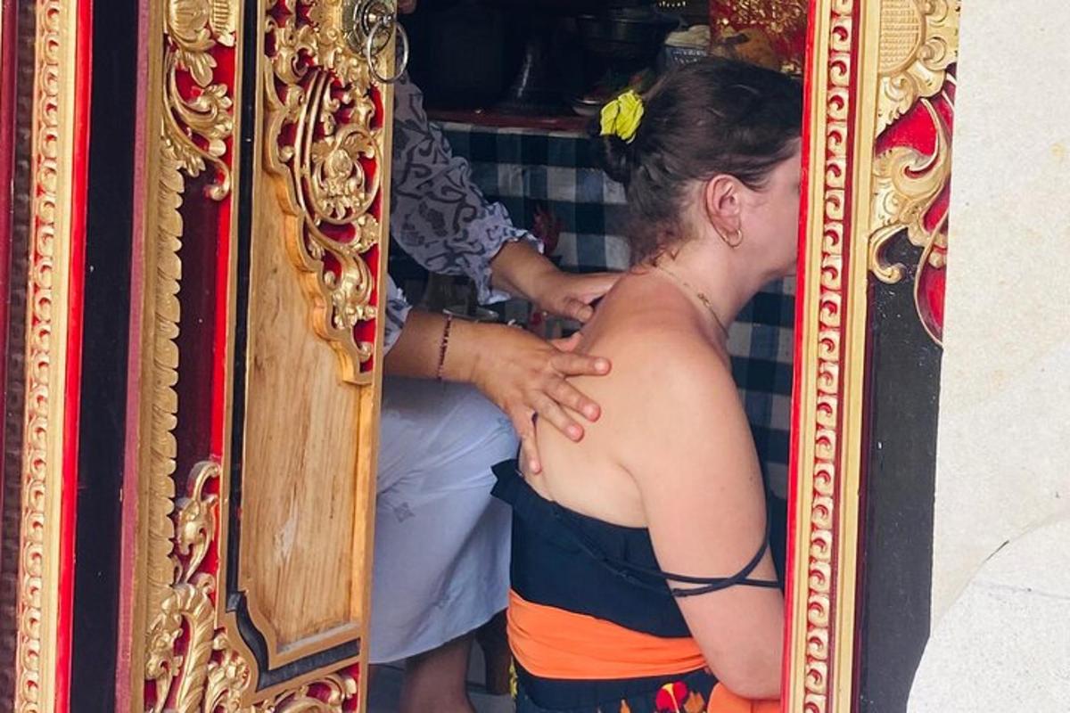 žena koja gleda svoja leđa ispred ogledala