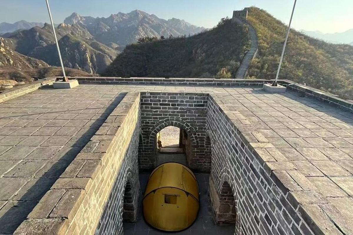 una barca gialla seduta in cima a un ponte