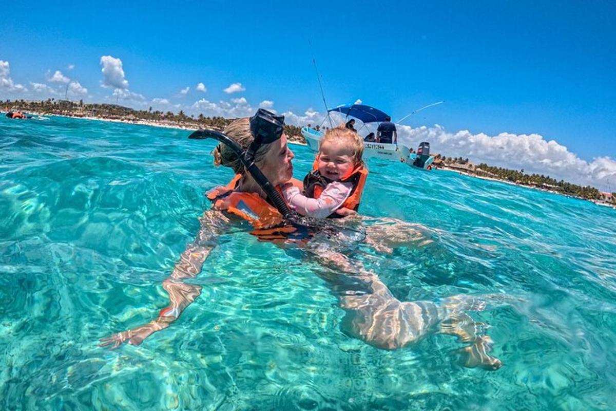 Un bebé con un chaleco salvavidas en el agua.