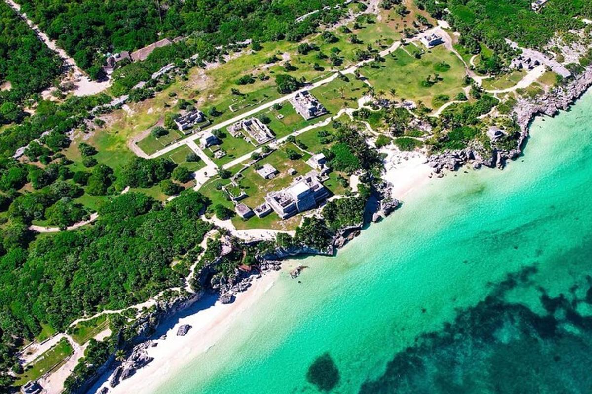 zračni pogled na plažo in ocean