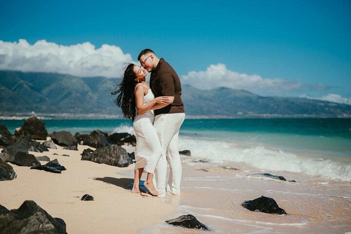 浜辺に立っている男と女